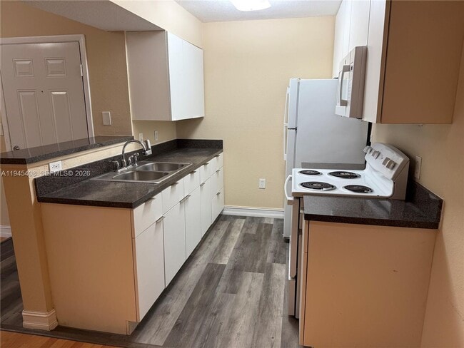 Building Photo - 10441 SW 156th Ct