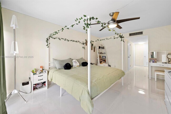 Building Photo - 1330 NE 105th St