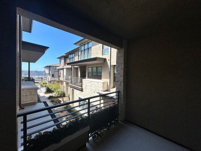 Building Photo - Beautiful 3BD/3BA w/ A/C, In-Unit Laundry, and Attached Garage in Mission Valley!