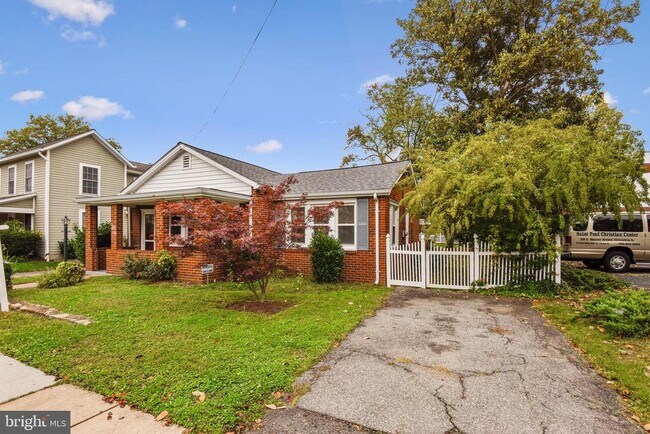 Building Photo - 214 E Monroe Ave