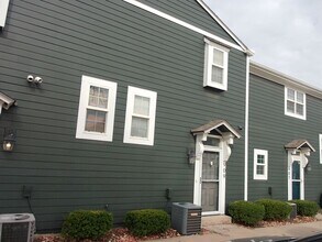 Building Photo - MOVE IN SPECIAL - Great Location near KU and Westport! Adorable CONDO for RENT NOW!