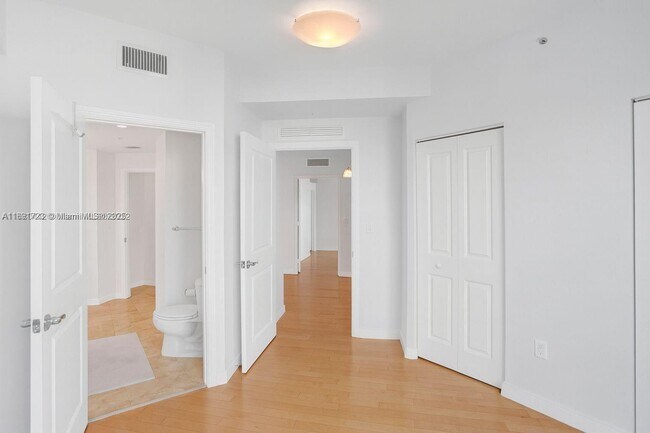 Building Photo - 7900 Harbor Island Dr