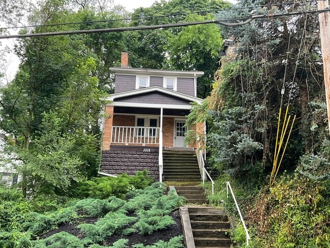 Building Photo - Charming, Character-Filled 2 Bedroom in Br...