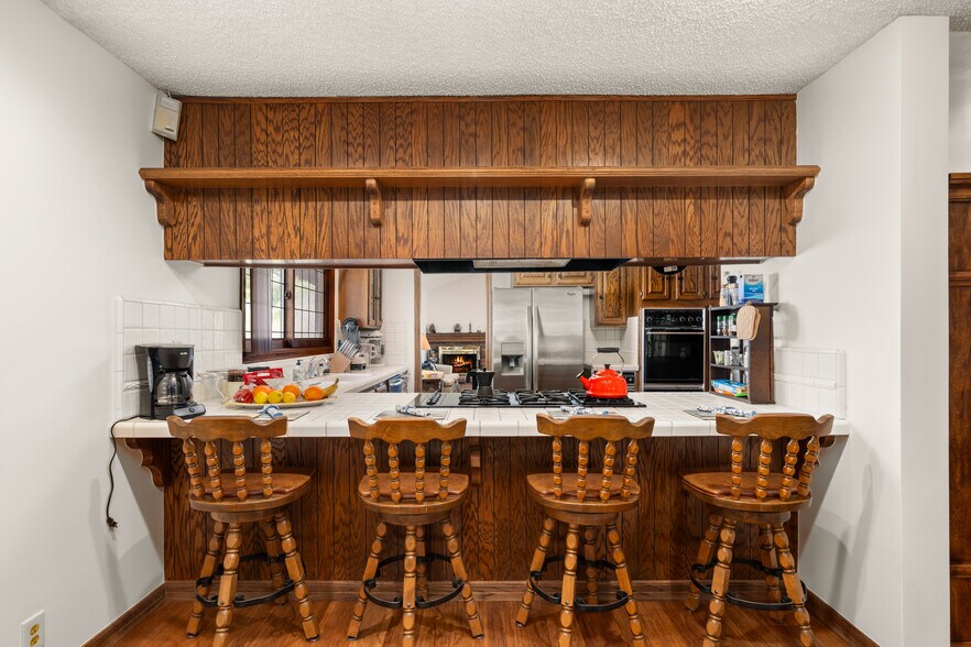 Kitchen Seating - 1557 E Puente St