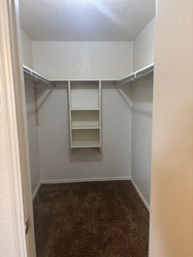 Building Photo - Spacious 1 Bedroom condo close to campus!