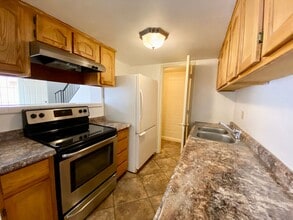 Building Photo - 3 Bedroom 1 Bathroom in Hallcraft Villas