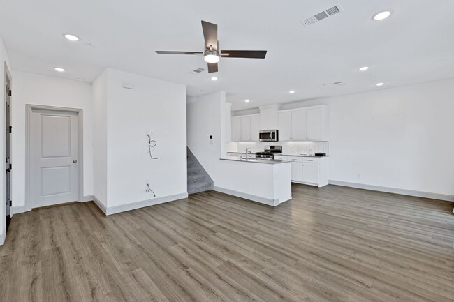 Building Photo - 1320 Hill Country Pl