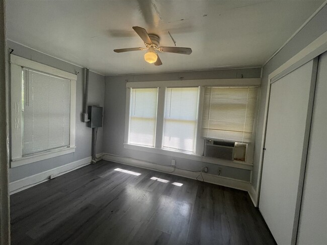 Building Photo - 2 br 1 bath duplex unit for lease | Shreve...