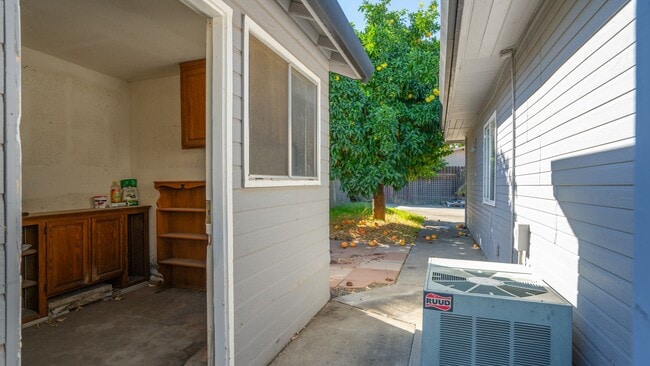 Building Photo - 3 Bedroom home in Winters