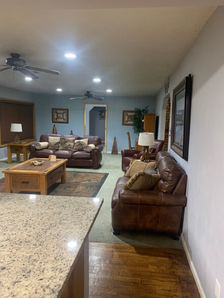 Building Photo - 1249 W Apache Ln