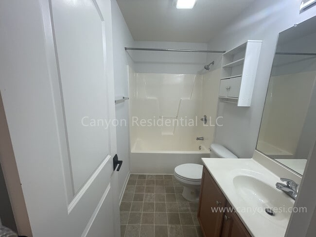 Building Photo - Beautiful 3b Room!Move in ready!