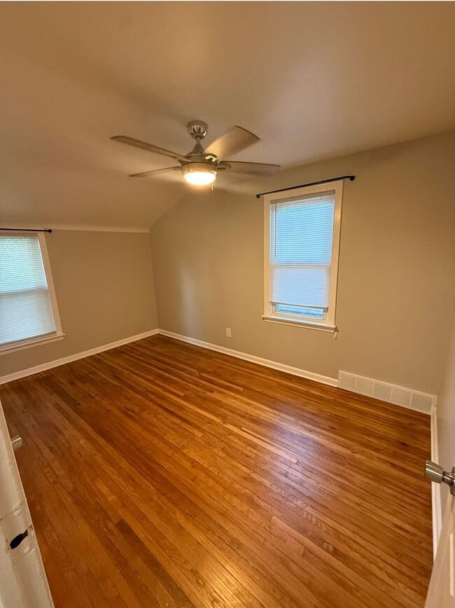 Building Photo - Charming 3 bedroom bungalow freshly updated