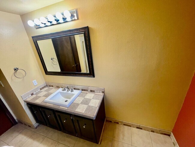 Building Photo - Sprawling 5bd/3bath Split-Level Home | Sto...