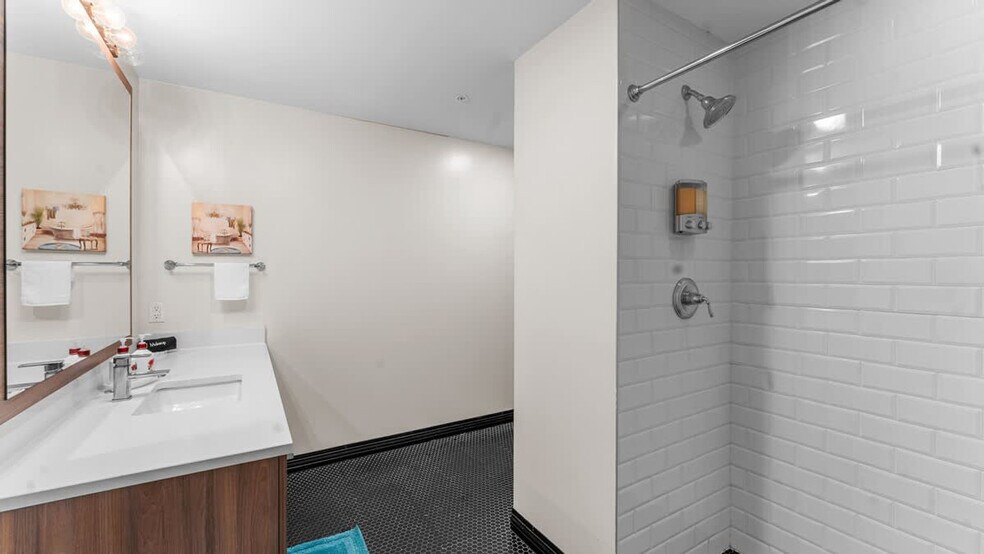 Building Photo - 500 S Ervay St