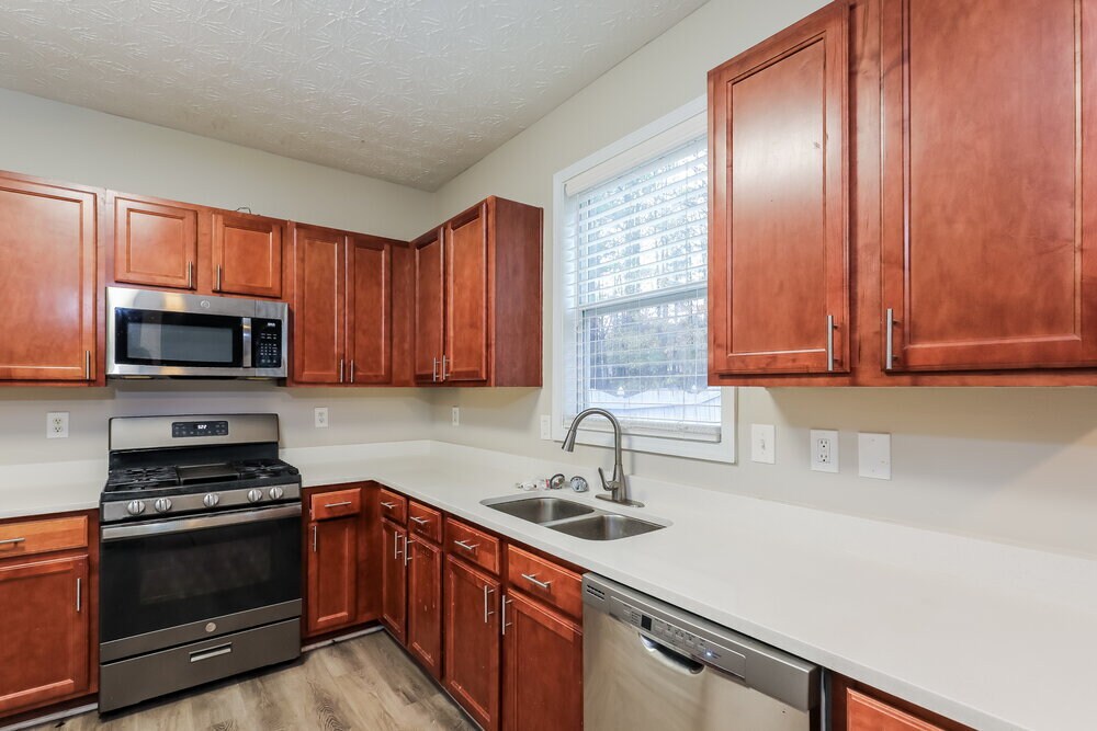 Building Photo - 2390 Village Green Dr