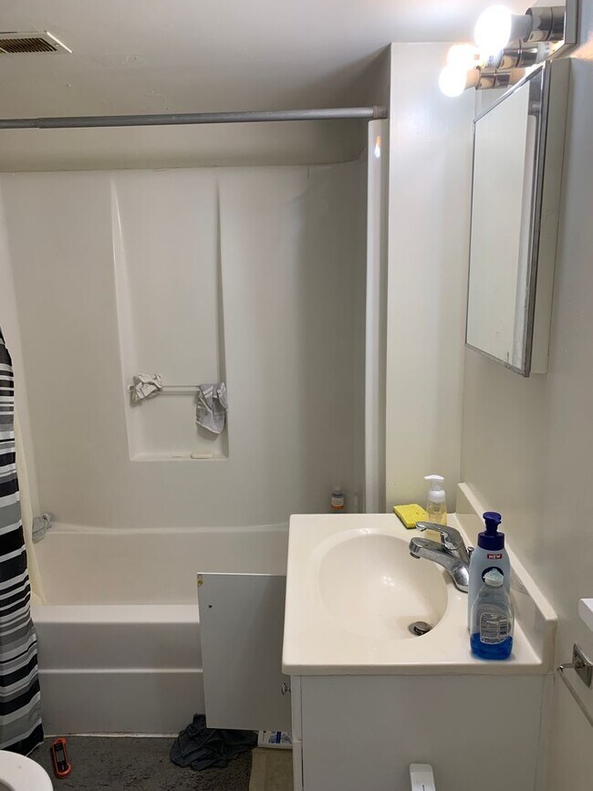 Building Photo - Spacious 2 bed/3 bath Home near Switchyard Park!