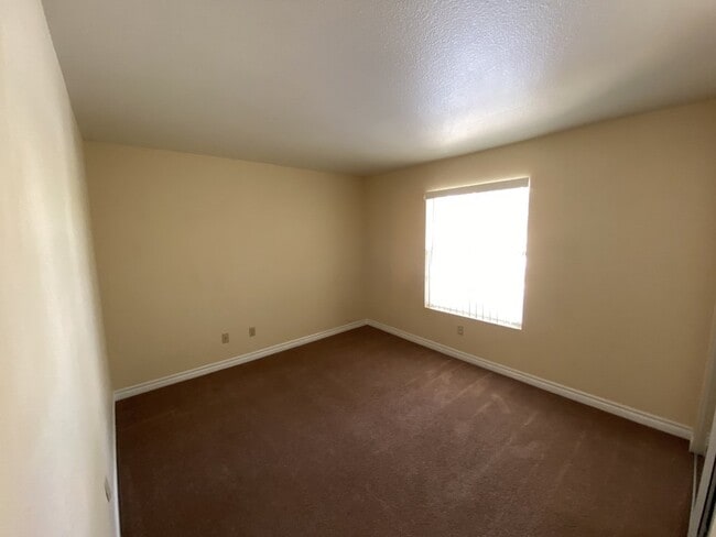 Building Photo - 3 Bedroom 2 bath condo located on second floor.
