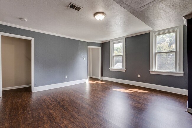 Building Photo - Available NOW - Spacious 6 Bedroom, 2 FULL Bath Home Located in South Side Slopes!