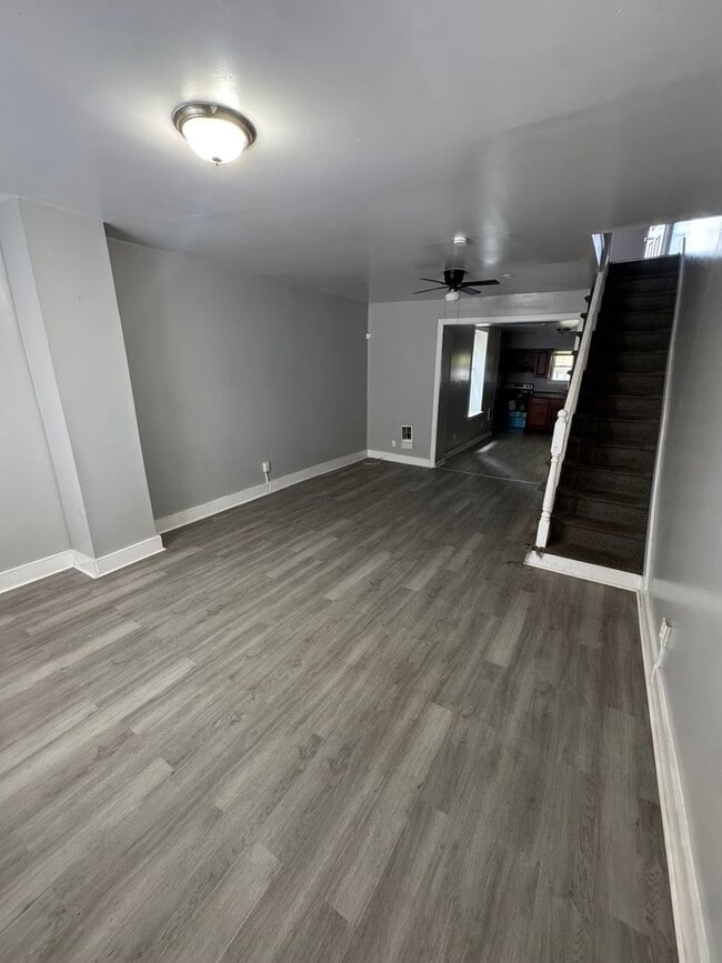 Building Photo - 2 bedroom 1 bath w/ an additional room