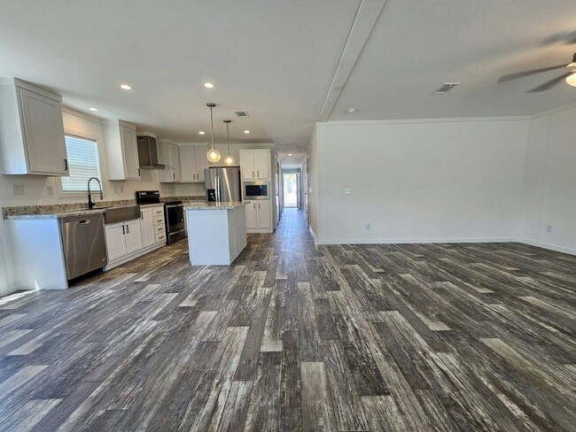 Building Photo - 6700 Hidden Oaks Dr