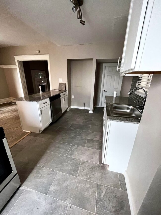 Building Photo - *** Huge 5 Bedroom House *Pet Friendly * Newly Renovated * Large Fenced in Yard * Luxurious Updat...