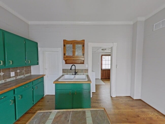 Building Photo - 304 Oakwood St