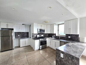 Building Photo - "Modern 2-Bed, 2-Bath Astoria Gem with Sleek Granite Countertops!"
