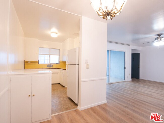 Building Photo - 422 Arnaz Dr