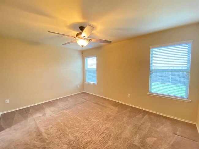 Building Photo - 2105 Meadow Park Dr