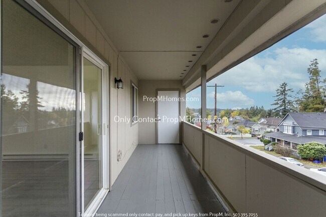 Building Photo - Oregon City Gem! Updated Upper-Level Unit ...