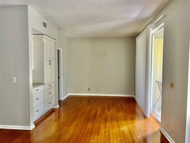Building Photo - 6746 Via Regina