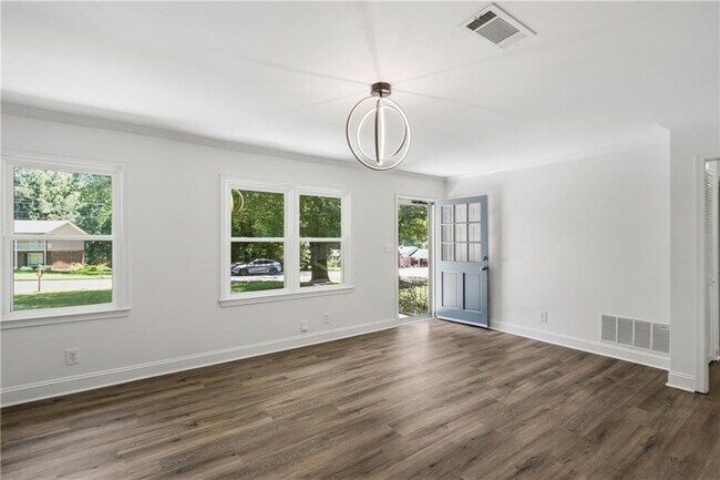 Building Photo - 1348 Ridgewood Dr SW