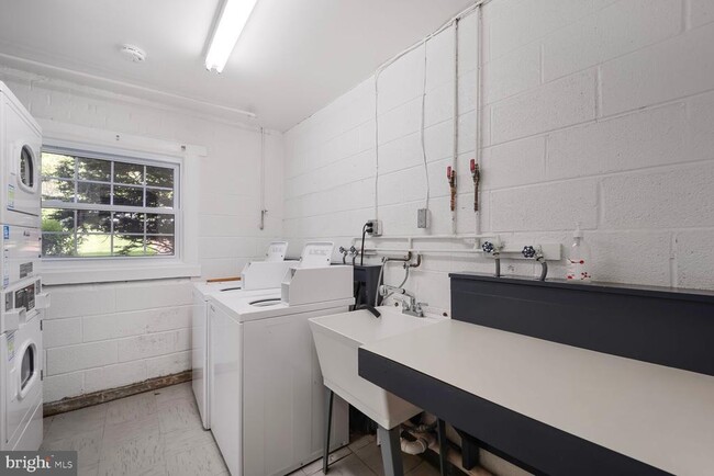 Building Photo - 3860 Lyndhurst Dr