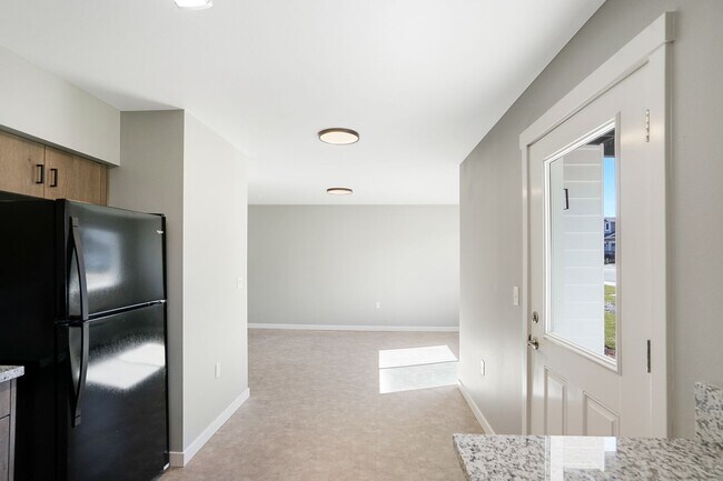 Building Photo - 2Bd/2Ba 2nd Story Apartment Unit - Availab...