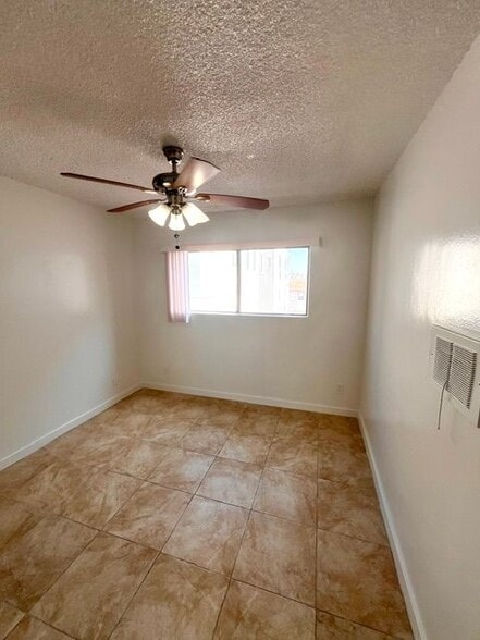 Building Photo - 1260 Beachwood Dr