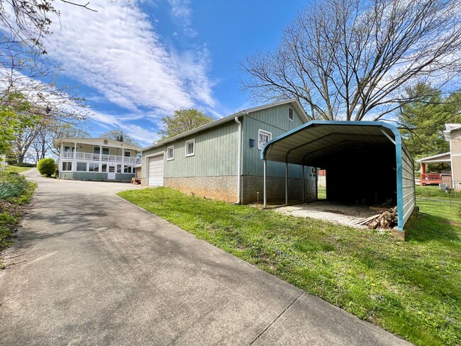 Building Photo - Charming 2 Bedroom Home - All utilities in...