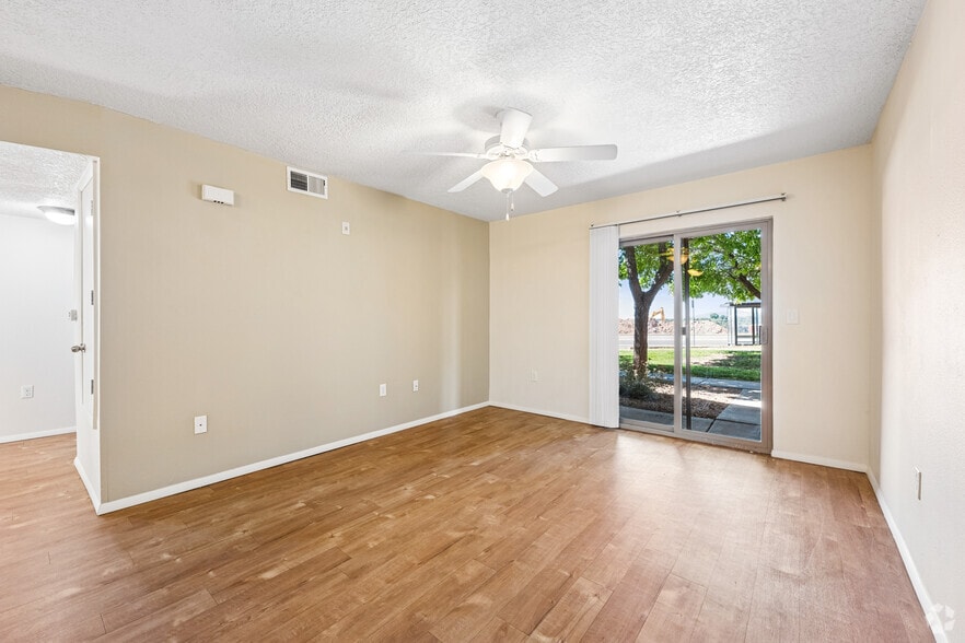 2BR, 1BA - 803SF - Living Room - Mesa Del Norte