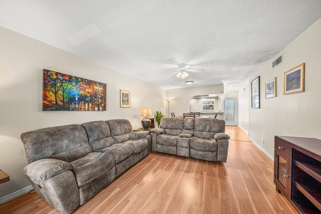 Building Photo - 2615 NE 1st Ct