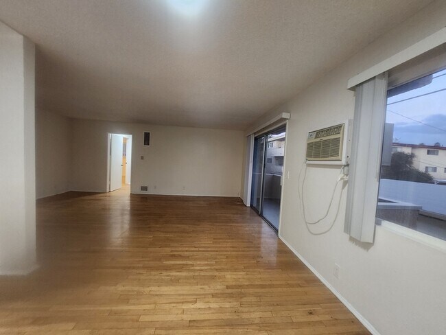 Building Photo - 400 Serrano Ave