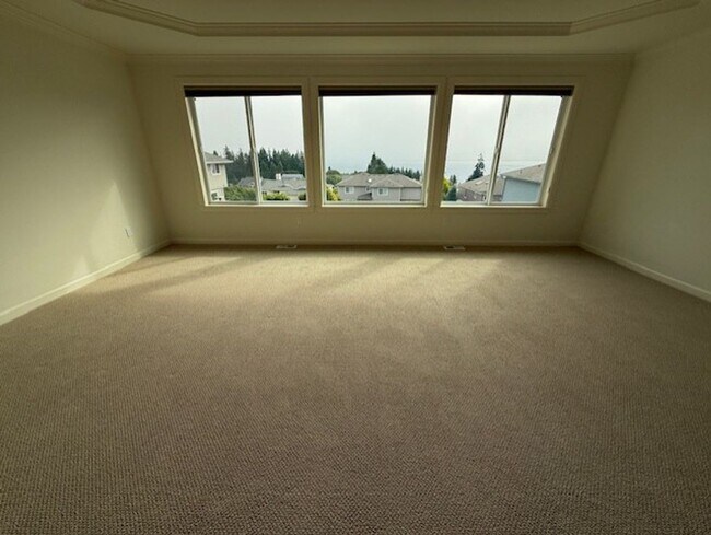 Building Photo - UPDATED CHAFFEY 4 BEDROOOM KINGSTON HOME FOR RENT WITH GREAT VIEWS!
