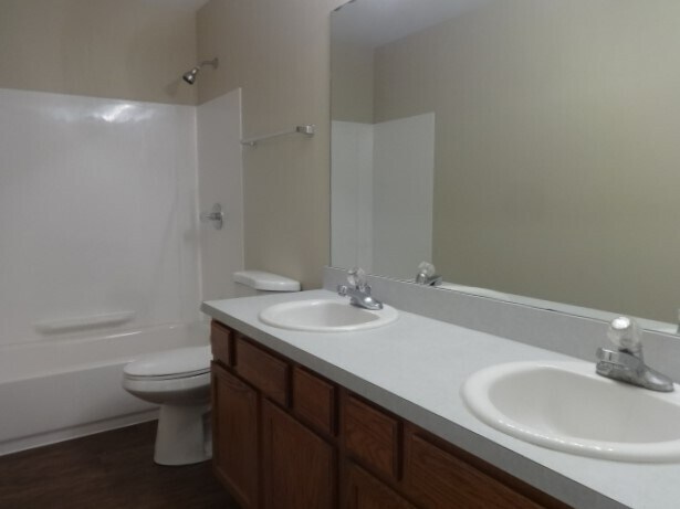 Building Photo - 816 Shorewood Dr