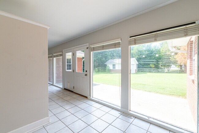 Building Photo - 1719 Scenic Dr