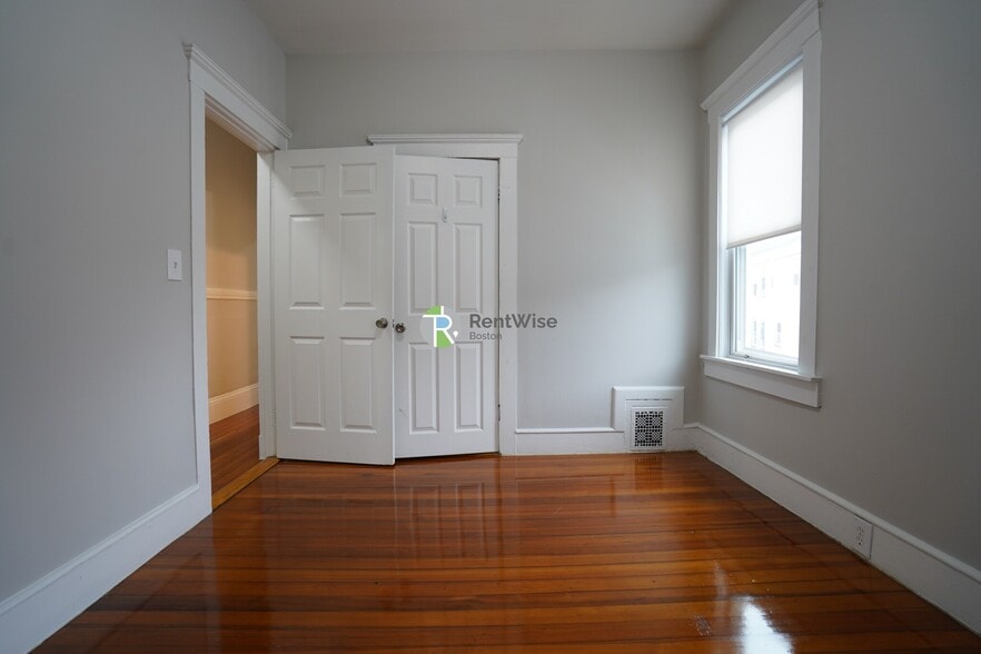 Building Photo - 19 Roseclair St