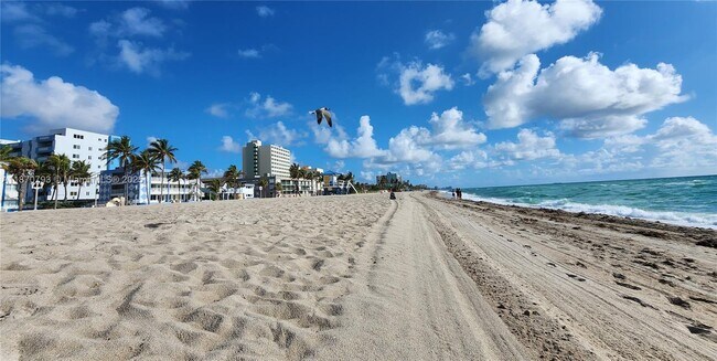 Building Photo - 513 S Ocean Dr