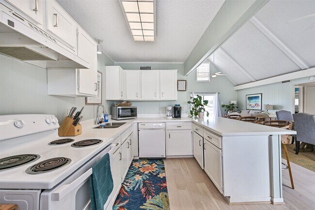 Building Photo - 16904 Beachcomber Dr