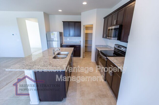 Building Photo - 18473 N Lakeside Dr