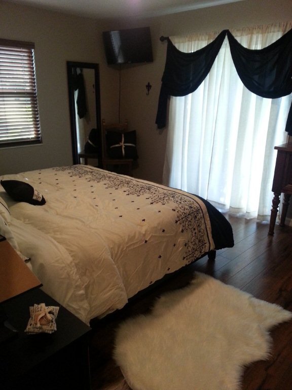 Main bedroom with sliders to private patio - 917 SE 3rd St