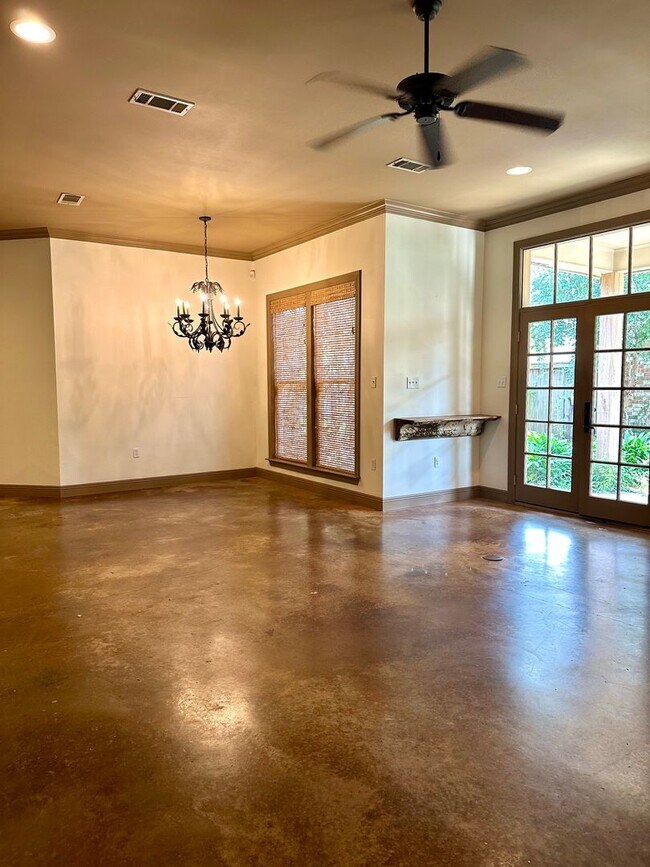 Building Photo - 3 Bedrooms | 2 Bathrooms Custom home in desirable Springlake Subdivision