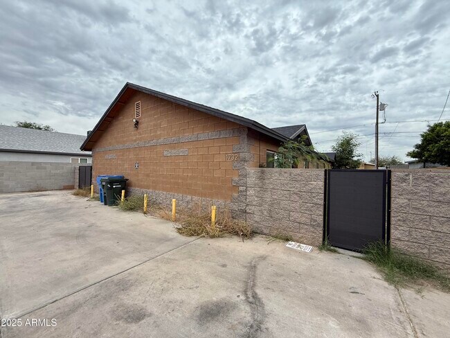 Building Photo - 1732 W Maricopa St