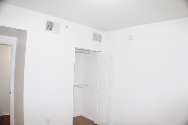 Building Photo - 4907 Midtown Ln